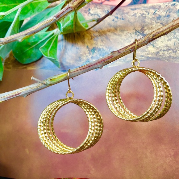Jewelry - Twist earrings gold color fashion